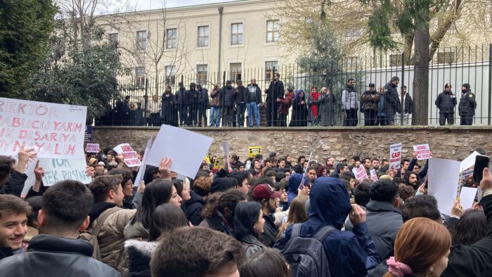 Rejimin Suçlarını Yalnızca Örgütlü, Bilinçli ve Kararlı Bir Halk Hareketi Bertaraf Edebilir!